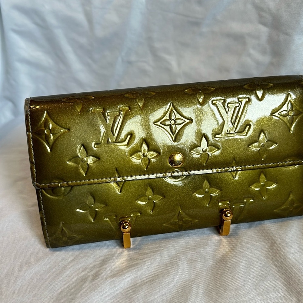 LV Sarah Sage Olive/green Vern wallet. EUC: lots of cards holders,very clean.